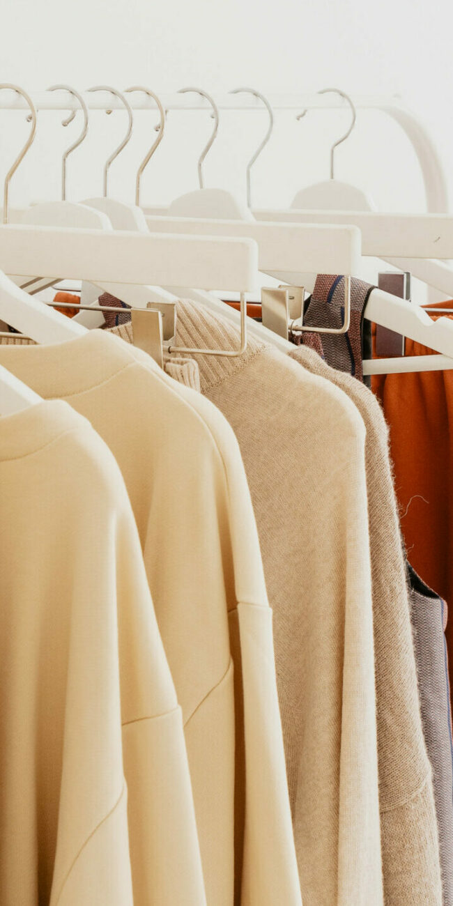 Vêtements d'automne accrochés avec cintres