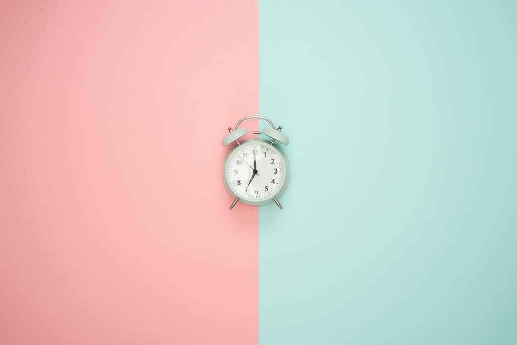 Horloge sur fond rose et turquoise