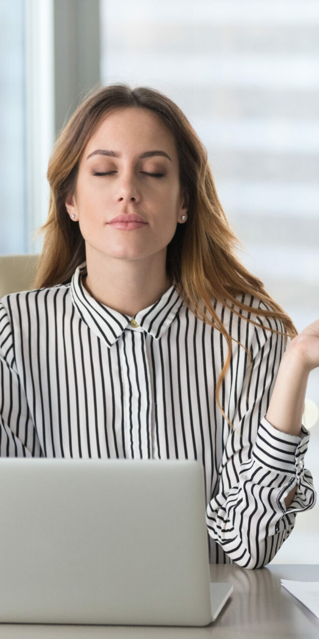 Femme calme et zen au travail