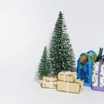 Sapin de Noël avec des cadeaux et des sacs d'épicerie