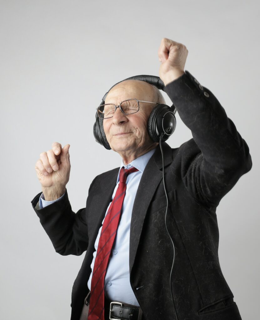 Homme âgé qui ferme les yeux en écoutant de la musique