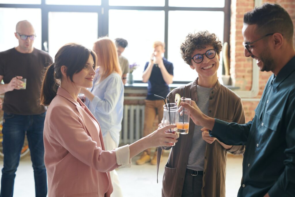 Employés satisfaits lors d'un événement 5 à 7 de l'entreprise où ils travaillent.