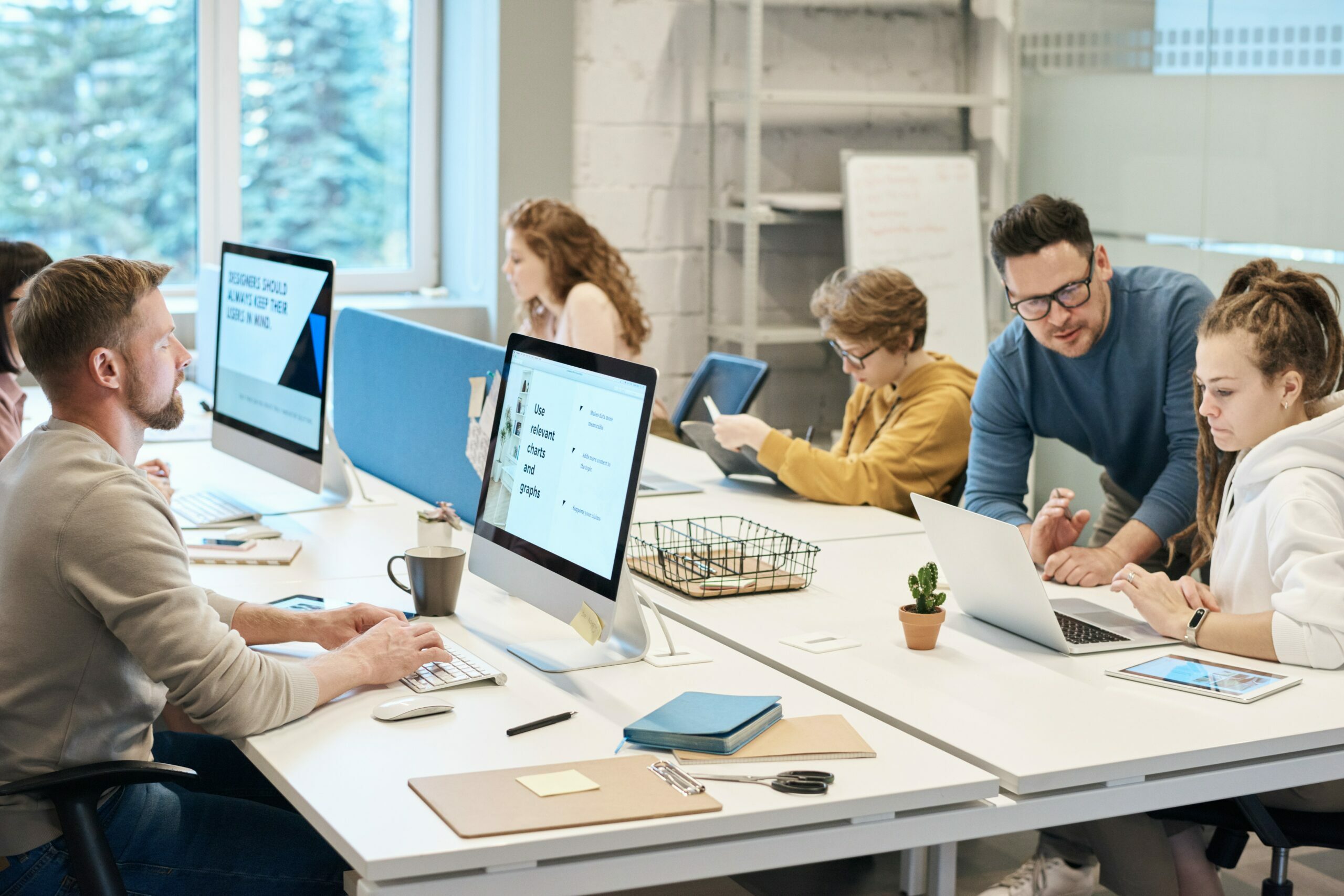 Des employés d'une entreprise travaillent dans une aire ouverte qui favorise la productivité.