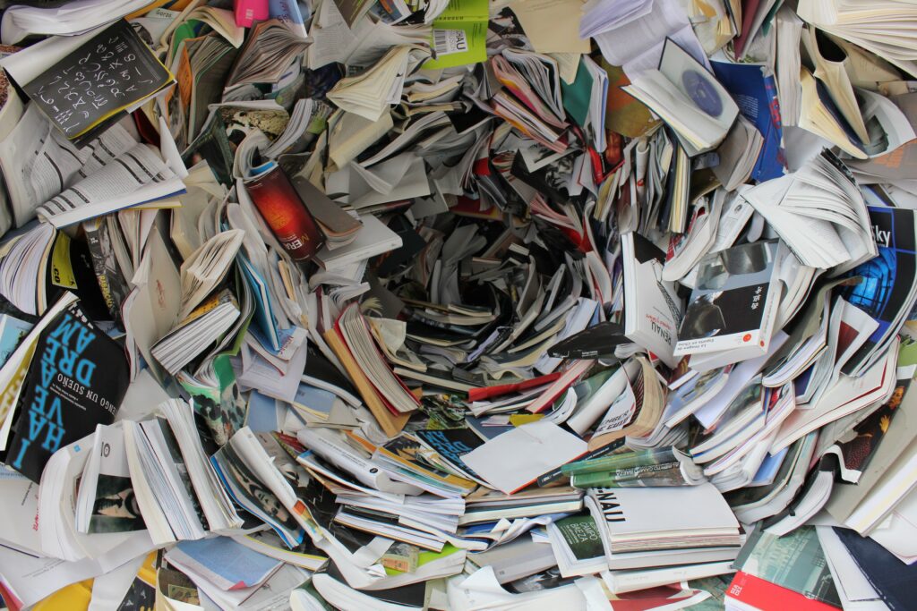 Le désordre est représenté par une tonne de papiers disposée sous forme de cyclone. 