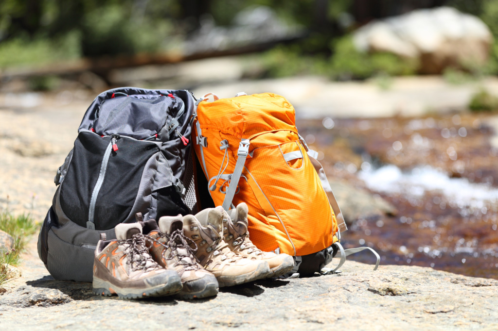 Deux sacs et deux paires de souliers de randonnée dans la nature