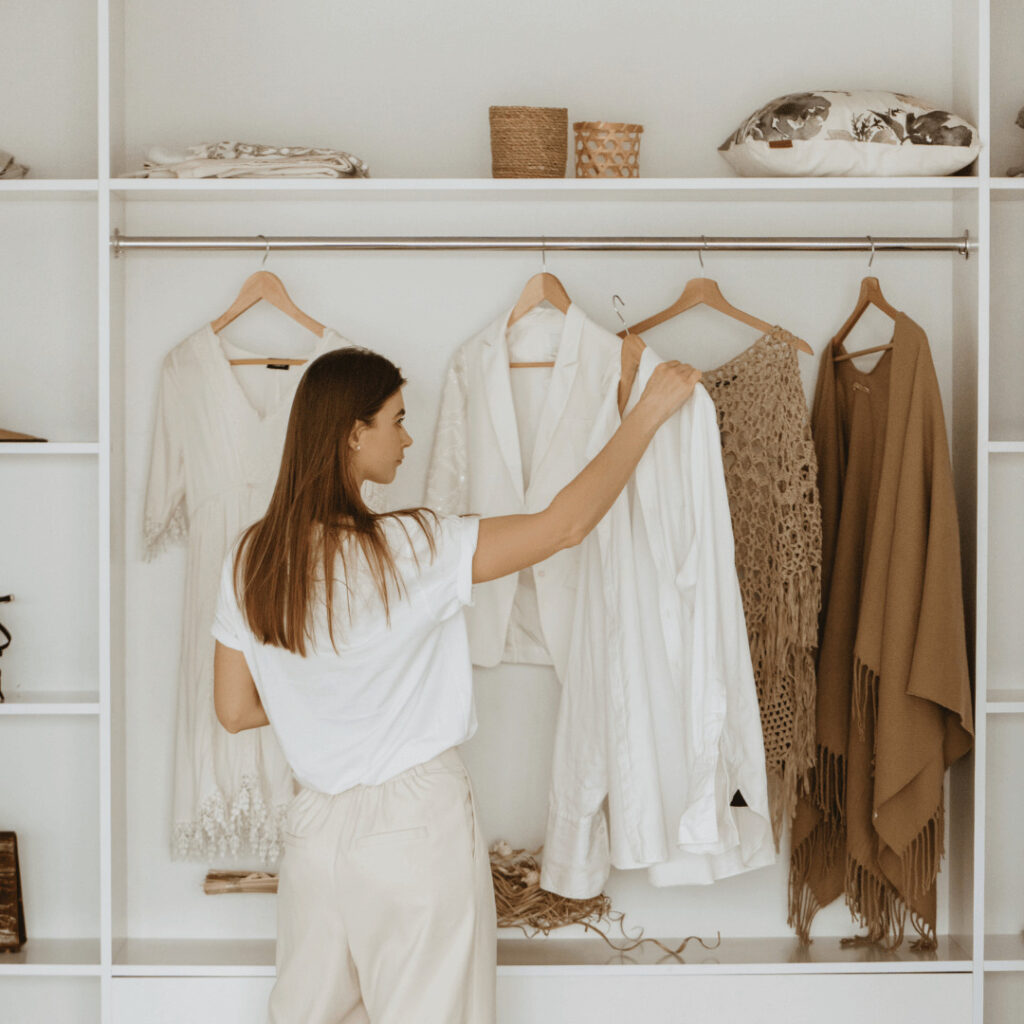 Garde-robe bien organisée avec femme qui choisit son linge