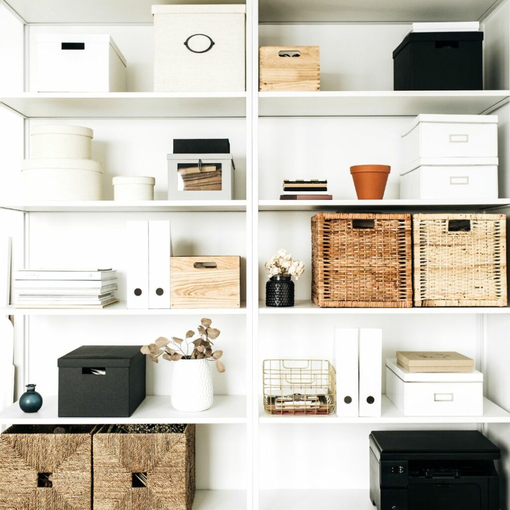 armoire avec boites de rangement