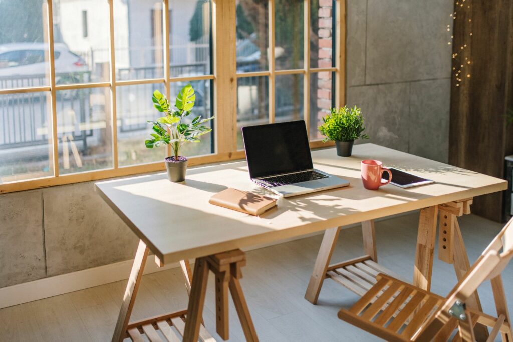  Bureau lumineux devant une grande fenêtre.