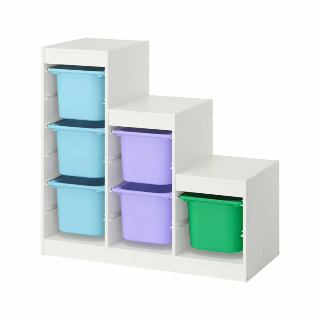 Rangement Trofast avec bacs colorés et opaques.