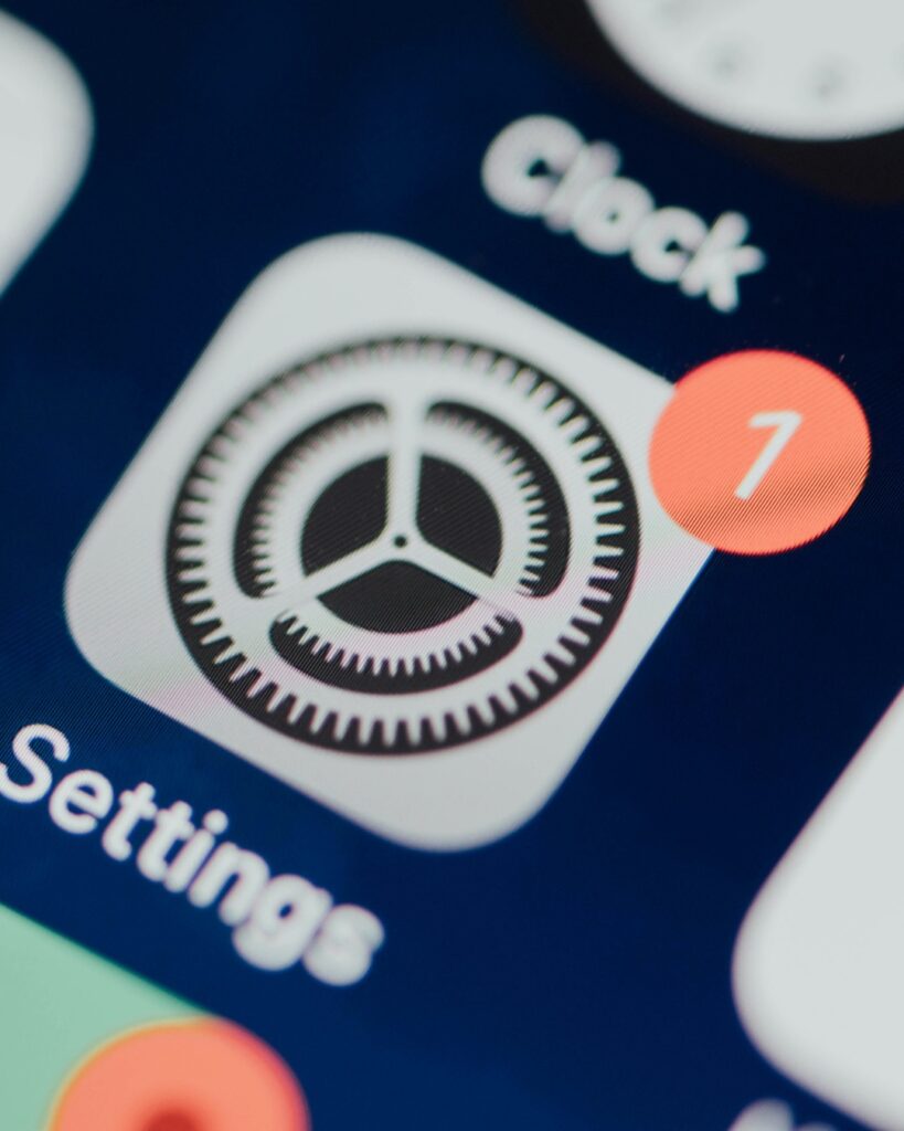 Gros plan sur les réglages d’un téléphone intelligent avec une notification affichée, représentant l’organisation numérique et la gestion des notifications et abonnements.