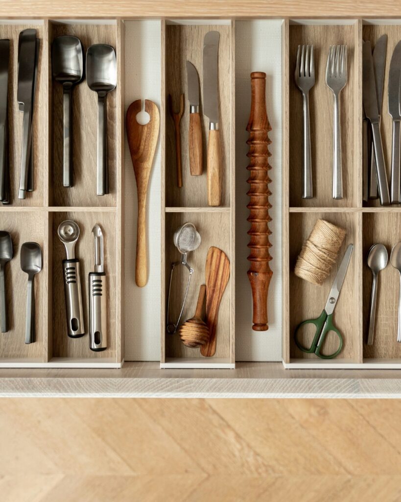 Exemple d'organisation de tiroir de cuisine réalisée par une organisatrice professionnelle pour un rangement fonctionnel et durable.