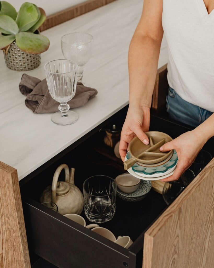 Organisation de la vaisselle dans un tiroir de cuisine pour optimiser l’espace de rangement.