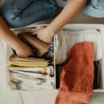 Tri et organisation de textiles dans des compartiments de rangement à la maison.