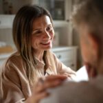 Femme discutant avec un proche à la maison dans le cadre de la préparation de sa succession et du désencombrement.
